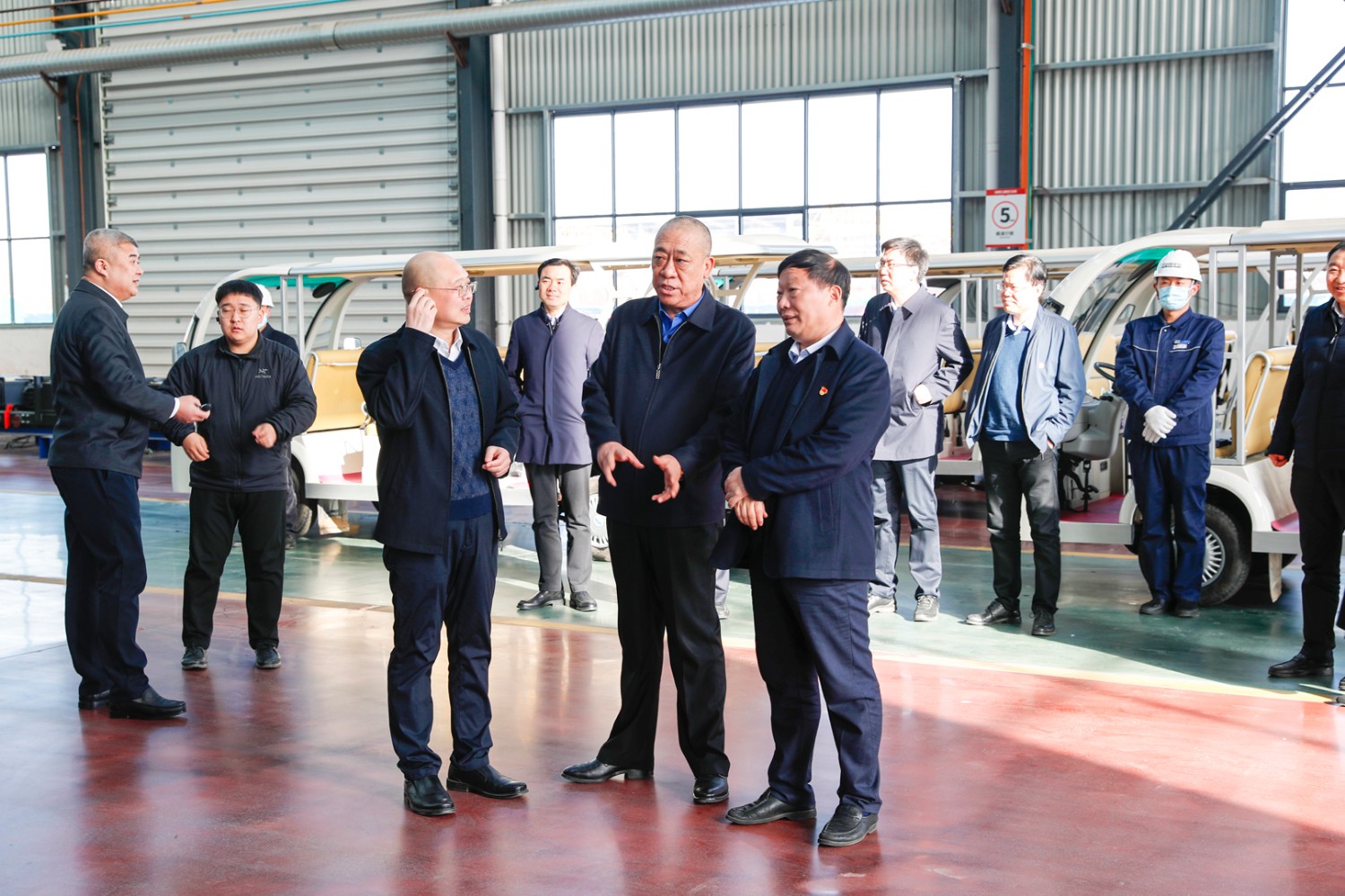 新鄉(xiāng)市長(zhǎng)王登喜率重點(diǎn)項(xiàng)目觀摩組蒞臨公司智能產(chǎn)業(yè)園調(diào)研